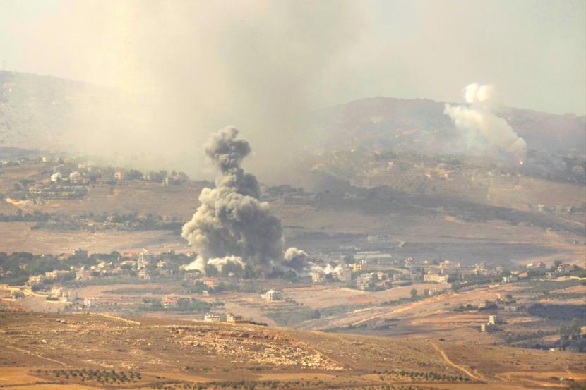 Asap mengepul akibat serangan udara Israel di desa-desa di distrik Nabatiyeh, terlihat dari kota selatan Marjayoun, Lebanon, Senin, 23 September 2024. 