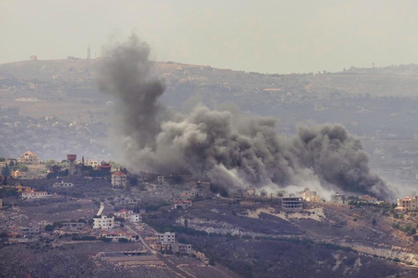 Asap mengepul akibat serangan udara Israel di desa-desa di distrik Nabatiyeh, terlihat dari kota selatan Marjayoun, Lebanon, Senin, 23 September 2024. 