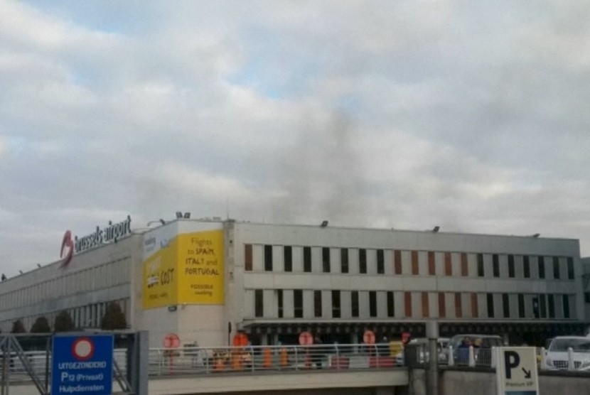 Asap mengepul dari Bandara Zaventem, Brussels, Belgia, setelah terjadi ledakan pada Selasa (22/3). 