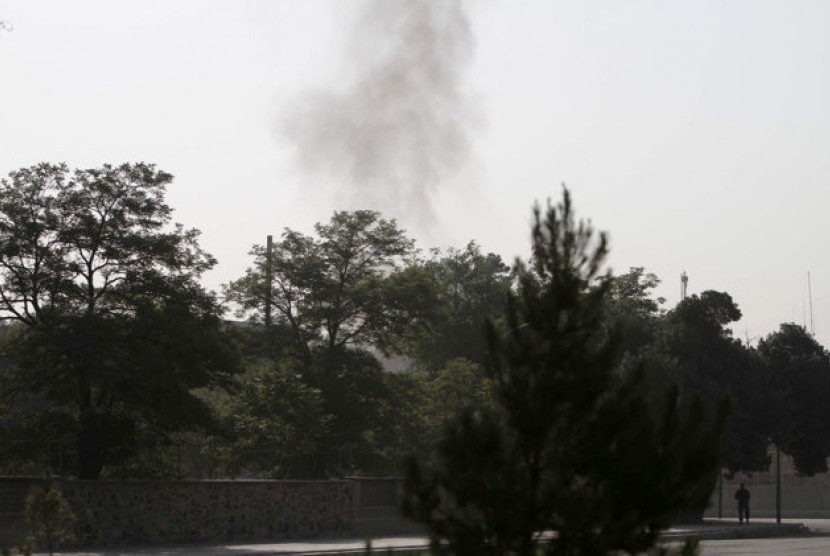 Asap mengepul dari gerbang selatan Istana Presiden Afghanistan akibat serangan dari Taliban