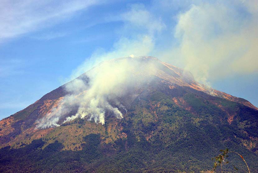  Asap mengepul dari hutan yang terbakar di lereng Gunung Sindoro terlihat dari kawasan Parakan, Temanggung, Jateng, Selasa (29/9).   (Antara/Anis Efizudin)
