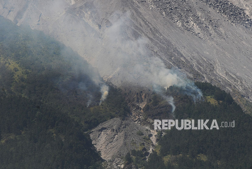 Asap mengepul dari hutan yang terbakar di lereng Gunung Merapi, terlihat dari wilayah Jrakah, Selo, Boyolali, Jawa Tengah, Jumat (1/6).