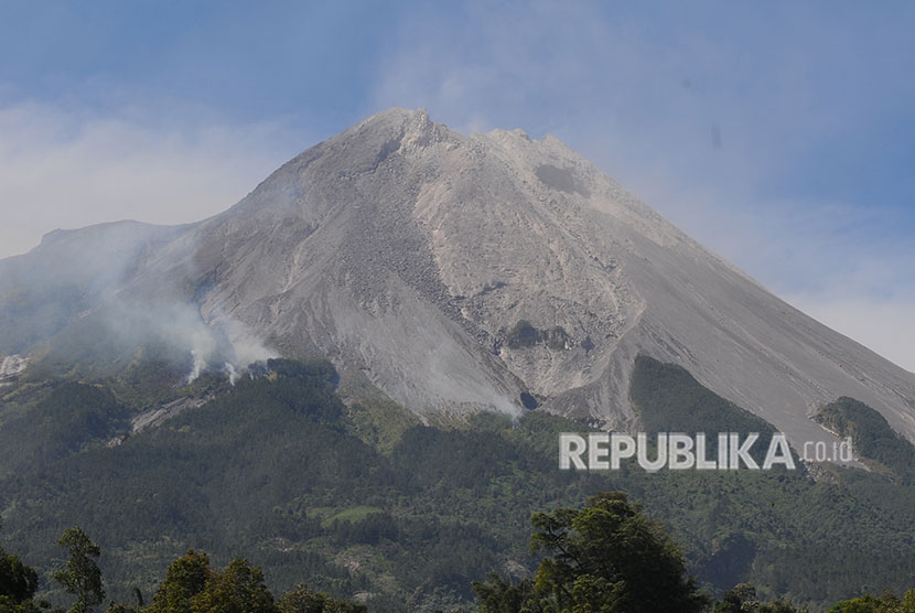 Asap mengepul dari hutan yang terbakar di lereng Gunung Merapi, terlihat dari wilayah Jrakah, Selo, Boyolali, Jawa Tengah, Jumat (1/6). 