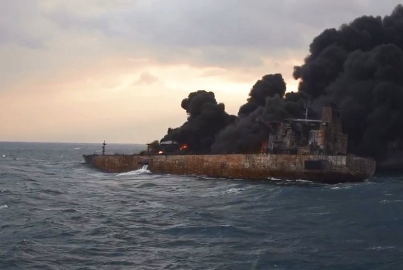 Asap mengepul dari kapal tanker Sanchi yang terbakar di Laut Cina Timur, 11 Januari 2018.