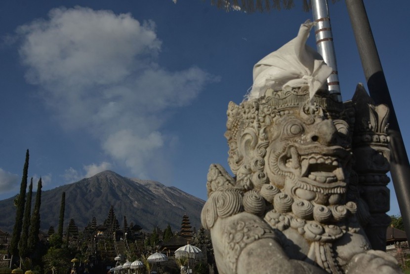Asap mengepul dari kawah Gunung Agung terlihat dari kawasan Besakih, Karangasem, Bali, Senin (2/7).