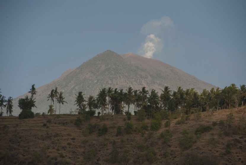 Asap mengepul dari kawah Gunung Agung.