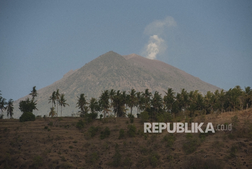 Asap mengepul dari kawah Gunung Agung yang berstatus awas terlihat dari Desa Amed, Karangasem, Bali (ilustrasi)