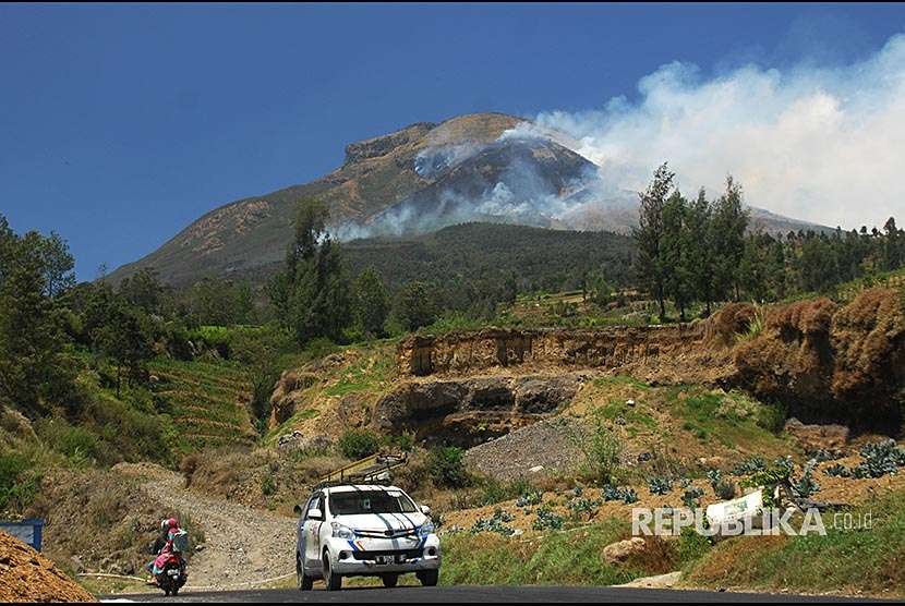 Gunung Sindoro. Cuaca buruk berlalu, jalur pendakian Gunung Sindoro via Kledung dibuka kembali.