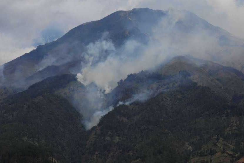 Asap mengepul dari kebakaran hutan Gunung Sumbing terlihat dari Kledung, Temanggung, Jawa Tengah, Minggu (16/9).