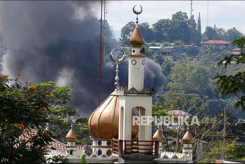 Asap mengepul dari lokasi pertempuran di dekat masjid di Marawi City, Filipina Selatan.