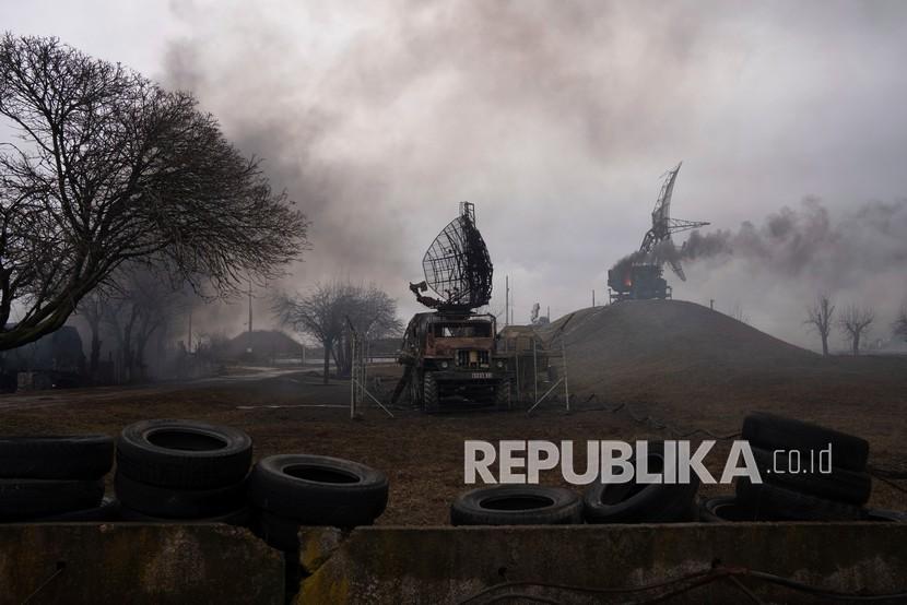  Asap mengepul dari pangkalan pertahanan udara setelah serangan Rusia di Mariupol, Ukraina, Kamis, 24 Februari 2022. Pasukan Rusia telah meluncurkan serangan yang diantisipasi mereka ke Ukraina. Ledakan besar terdengar sebelum fajar di Kyiv, Kharkiv dan Odesa ketika para pemimpin dunia mengecam dimulainya invasi Rusia yang dapat menyebabkan korban besar dan menggulingkan pemerintah Ukraina yang terpilih secara demokratis.