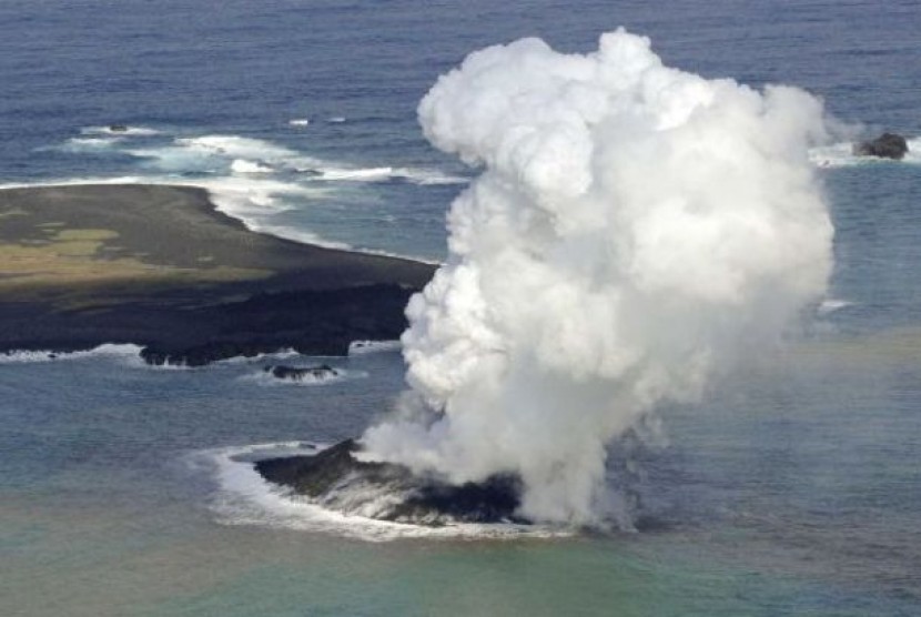 Asap mengepul dari pulau baru di lepas pantai Nishinoshima, Kepulauan Bonin, Jepang.