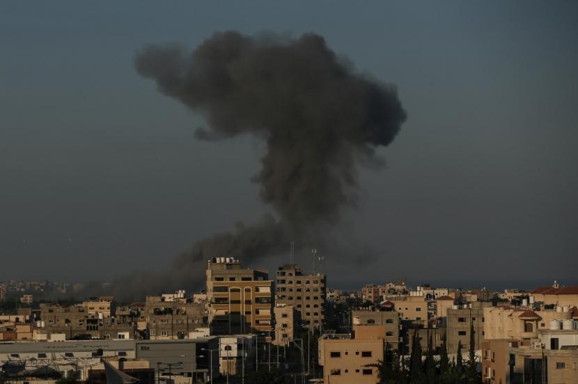 Asap mengepul di kejauhan setelah pesawat IDF melakukan serangan udara terhadap sasaran Hamas di dekat Kota Gaza pada 28 Agustus 2020. (MAHMUD HAMS / AFP)