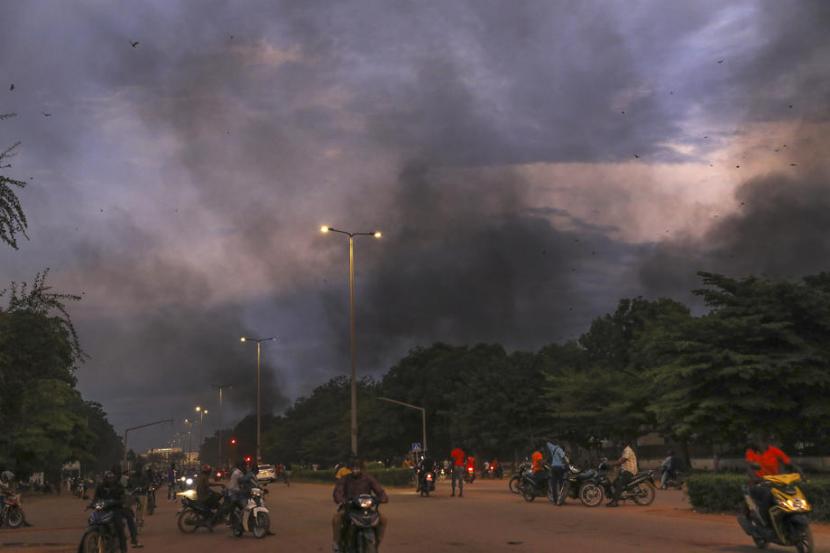  Asap mengepul di udara setelah kedutaan Prancis dibakar di Ouagadougou, Burkina Faso, 1 Oktober 2022. Ketegangan tetap tinggi di Ibu Kota dengan suara tembakan terdengar dan kedutaan Prancis dibakar sehari setelah kudeta di Ouagadougou. 