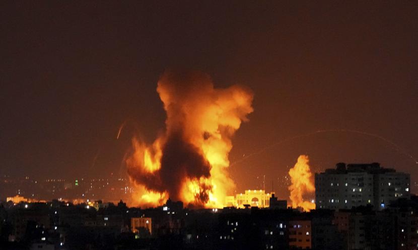  Asap mengepul menyusul serangan udara Israel di sebuah gedung di Kota Gaza, Jumat, 5 Agustus 2022. Para pejabat Palestina mengatakan serangan udara Israel di Gaza telah menewaskan beberapa orang, termasuk seorang militan senior, dan melukai 40 lainnya.