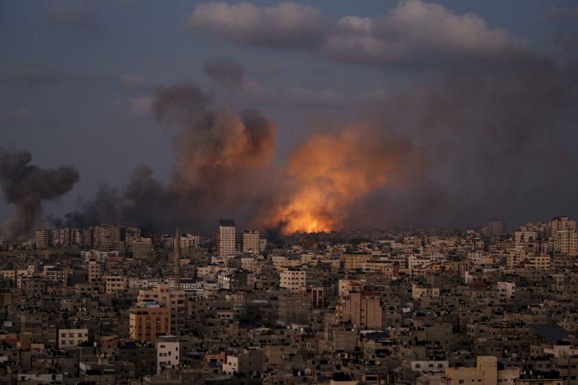 Asap mengepul menyusul serangan udara Israel di utara Kota Gaza.
