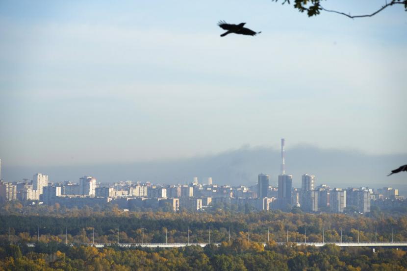 Asap mengepul setelah penembakan Rusia di Kyiv (Kiev), Ukraina, Selasa, 18 Oktober 2022.