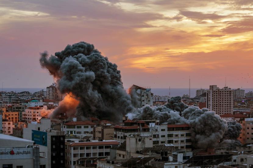 Asap mengepul setelah pesawat tempur Israel menargetkan beberapa bangunan di wilayah Palestina.