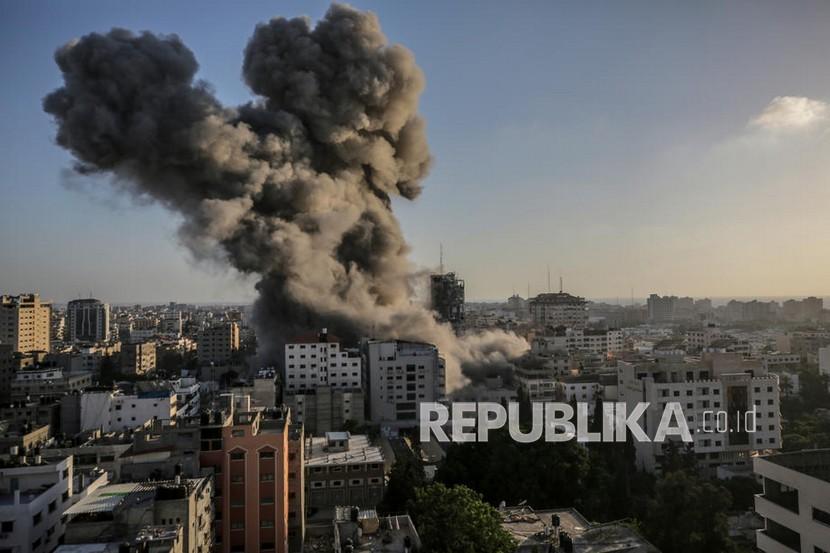 Asap mengepul setelah serangan Israel terhadap menara Al-Shorouq di Kota Gaza, Rabu (12/5). 