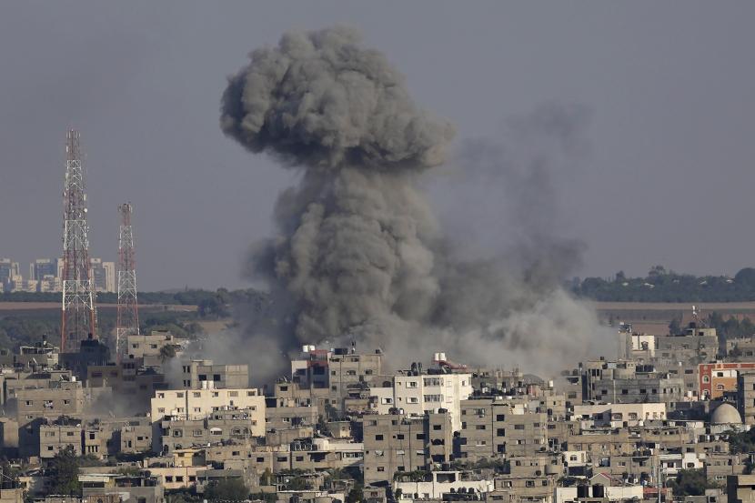 Asap mengepul setelah serangan udara Israel di sebuah bangunan perumahan di Gaza, Ahad, 7 Agustus 2022.