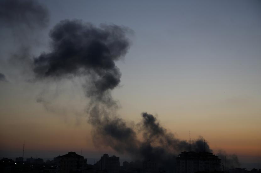 10 Anggota Keluarga Gugur dalam Serangan Udara Gaza. Asap mengepul setelah serangan udara Israel di sebuah gedung di Kota Gaza, Jumat, 14 Mei 2021.