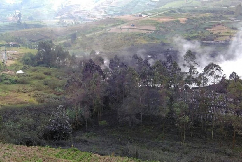 Asap mengepul usai ledakan di Kawah Sileri Dieng, Jawa Tengah, Ahad (2/7).