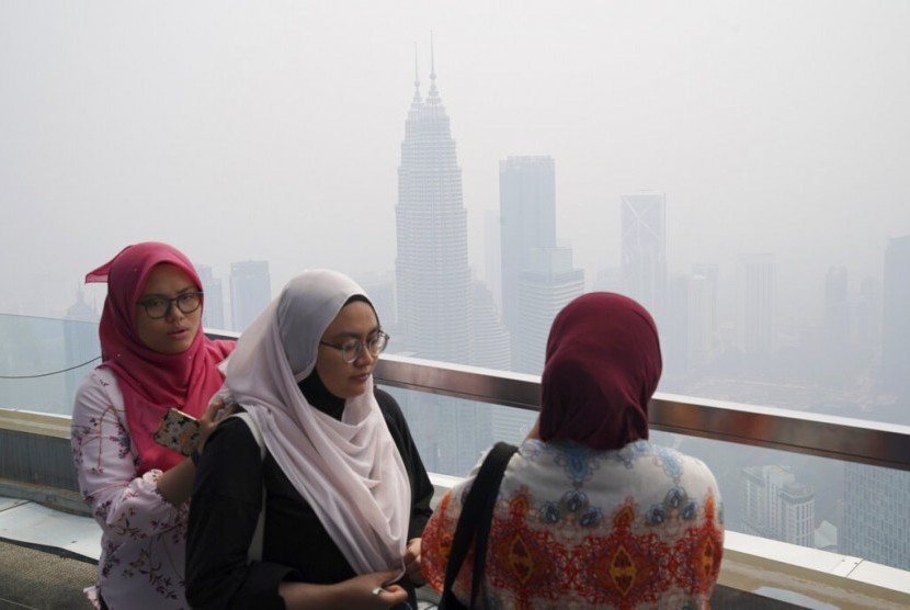Asap menyelimuti Kuala Lumpur Tower di Kuala Lumpur, Malaysia, Rabu (18/9). Malaysia diselimuti asap akibat kebakaran hutan di Indonesia.