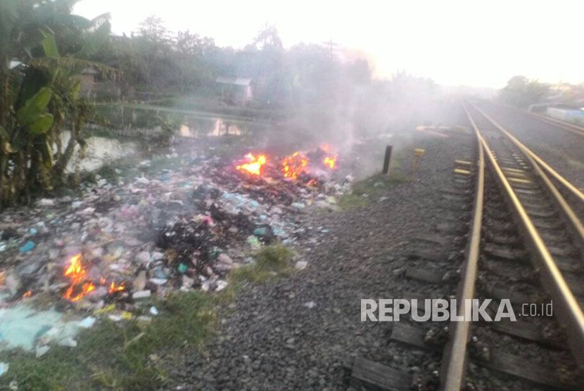 Warga membakar sampah di rel kereta api (ilustrasi). PT KAI Daop 5 Purwokerto mengingatkan warga agar tidak membakar sampah di sepanjang jalur rel.