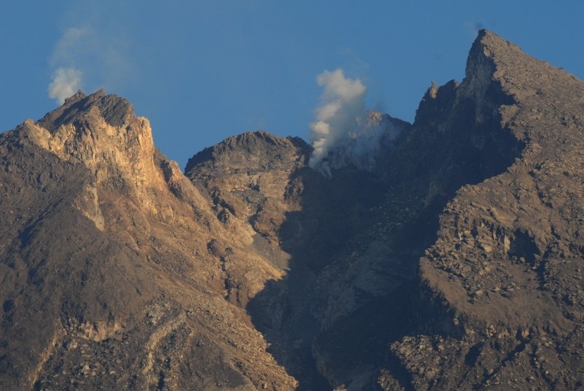 Asap putih keluar dari puncak Gunung Merapi terlihat dari kawasan Balerante, Kemalang, Klaten, Jawa Tengah, Senin (7/1/2019). 