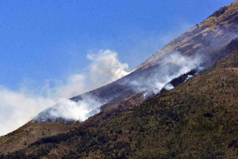 Asap putih mengepul ke udara akibat kebakaran hutan di lereng Gunung Sindoro sepekan lalu.