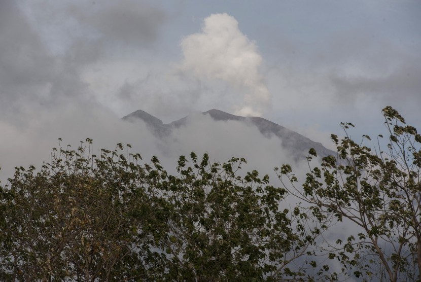 Mount Agung seen from Datah village, Karangasem, Bali, Sunday (October 10). The volcano still being covered by thick fog 