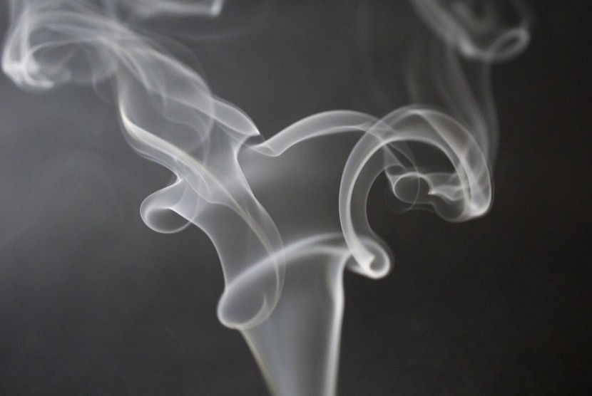 Asap rokok. IDI mengatakan belum ada bukti penularan Covid-19 dapat melalui perantara asap rokok.