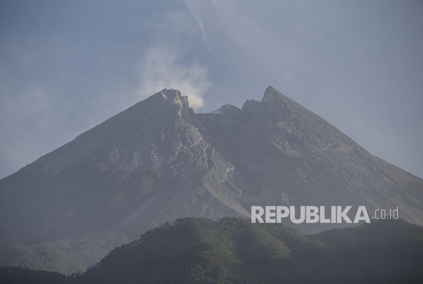 Asap solfatara muncul dari kawah Gunung Merapi terlihat dari Cangkringan, Sleman, DI Yogyakarta, Ahad (3/6). 