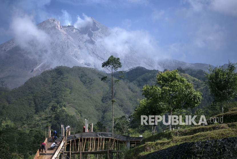 Asap sulfatara keluar dari puncak Gunung Merapi di Cangkringan, Sleman, DI Yogyakarta, Kamis (31/10/2019).