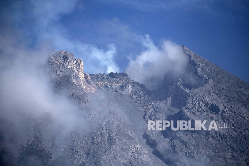 Asap sulfatara keluar dari puncak Gunung Merapi di Cangkringan, Sleman, DI Yogyakarta, Kamis (31/10/2019). 