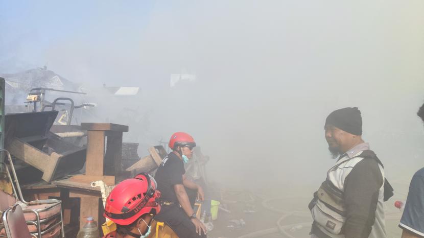 Asap tebal masih membumbung dari bekas kebakaran di gudang rongsok tepatnya di Kampung Joyosudiran, Jalan Kyai Mojo, Pasar Kliwon, Kota Solo, Jawa Tengah, Rabu (4/10/2023). 