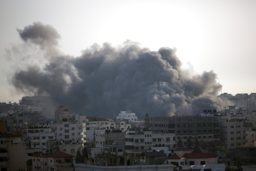 Asap tebal terlihat di Gaza, Palestina, Ahad (5/5), setelah dihantan roket Israel.