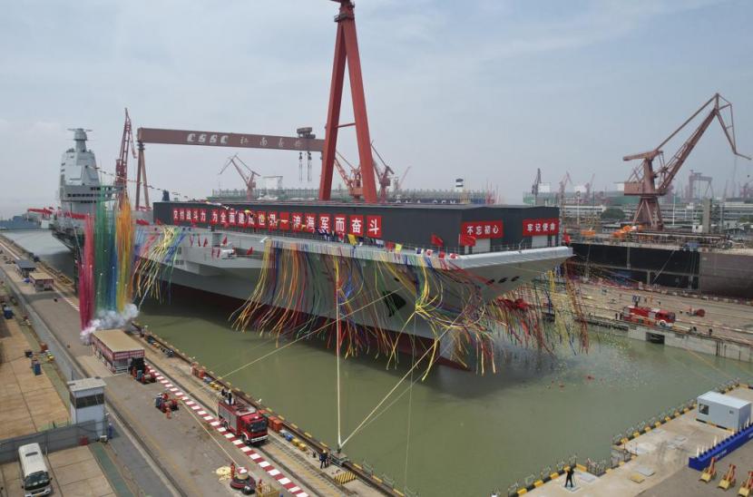 Asap warna-warni tanpak dalam upacara peluncuran kapal induk baru China yang ketiga bernama Fujian di Shanghai, Jumat (17/6/2022). Fujian merupakan kapal induk yang didesain dan dibangun seluruhnya di China. China Luncurkan Kapal Induk Generasi Baru Buatan Sendiri