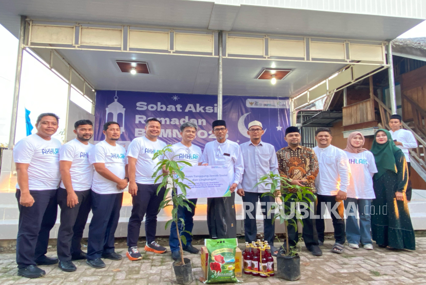 ASDP menyalurkan bantuan sembako serta 52 bibit pohon bagi STAI Nusantara Yayasan Rumoh Bina Aneuk Nanggro, Dayah Darul Fityan, Banda Aceh, pada Senin (17/3/2025).