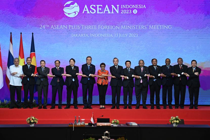 ASEAN dan Cina menyepakati panduan untuk mempercepat perundingan kode etik di Laut Cina Selatan untuk mencegah konflik.