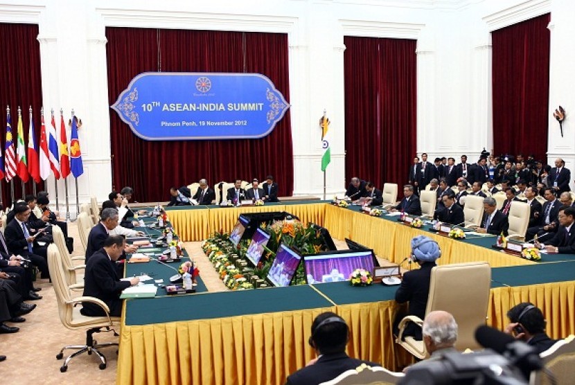 ASEAN-India summit is attended by ASEAN leaders and Indian Prime Minister Manmohan Singh in Phnom Penh, Cambodia. (file photo)  