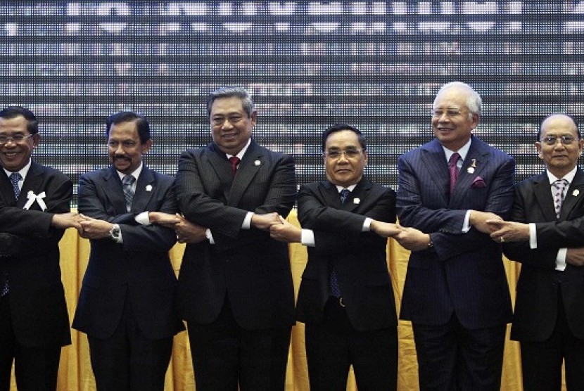 ASEAN leaders (the picture shows only six of them) hold hands during the opening ceremony of the 21st ASEAN and East Asia summits in Phnom Penh on Sunday.   