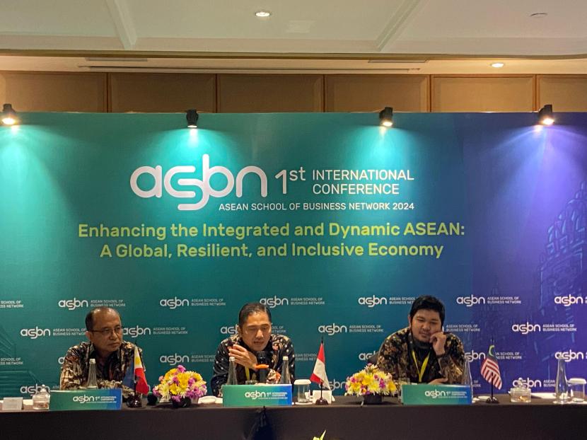 ASEAN School of Business Network (ASBN) menggelar konferensi internasional perdananya pada Kamis (8/8/2024) di Royal Ambarrukmo, Yogyakarta. Acara ini, bertepatan dengan ulang tahun ASEAN ke-57.