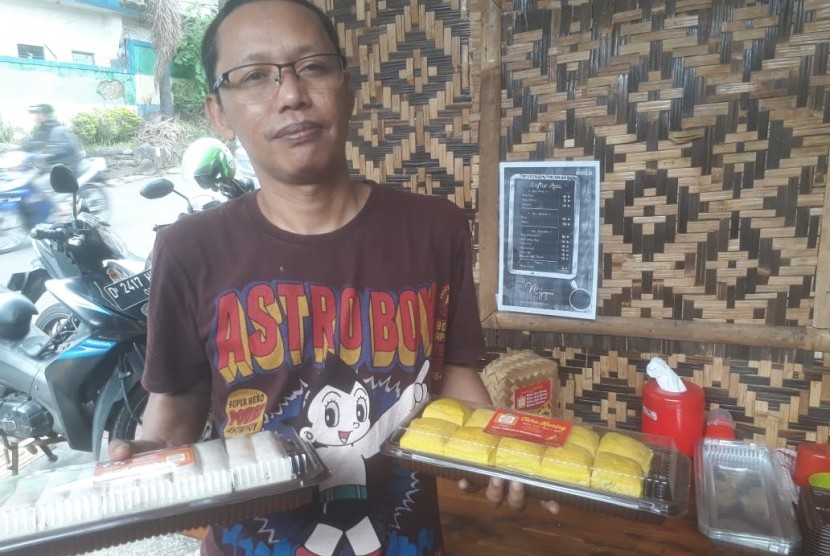 Asep Suherman (47), pelaku usaha Tahu Mahrup Cibogo di Kota Bandung, Jumat (7/2). Kini, tiap akhir pekan, tahu produksinya menjadi incaran wisatawan asal Jakarta untuk dijadikan oleh-oleh.