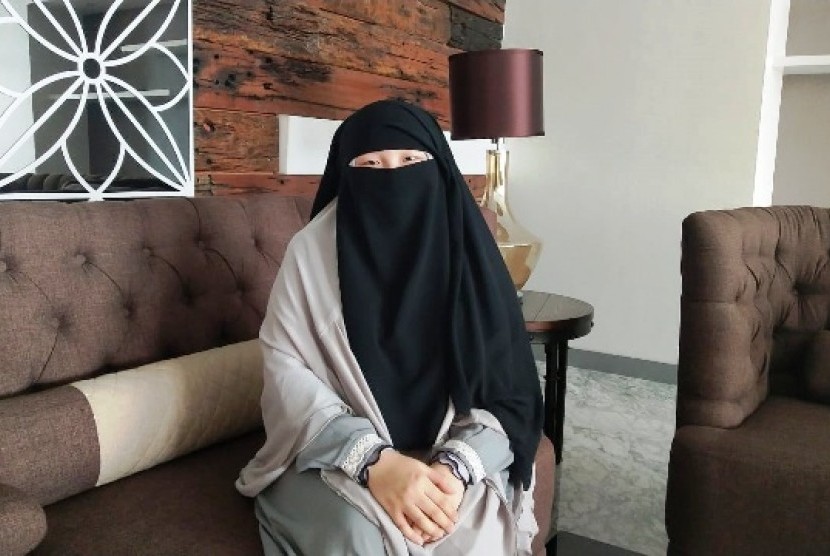 Ashalina memutuskan bersyahadat setelah belajar Islam. 