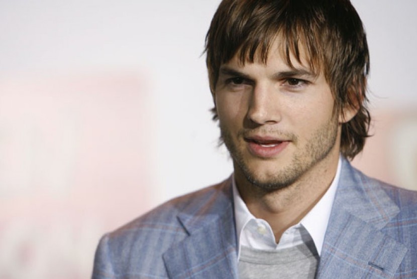 Aktor Ashton Kutcher memilih untuk menjual kembali tiketnya kepada Virgin Galactic.