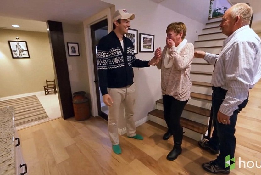 Ashton Kutcher kejutkan sang ibu Diane dengan merenovasi total rumah masa kecilnya di Homestead, Iowa, AS.