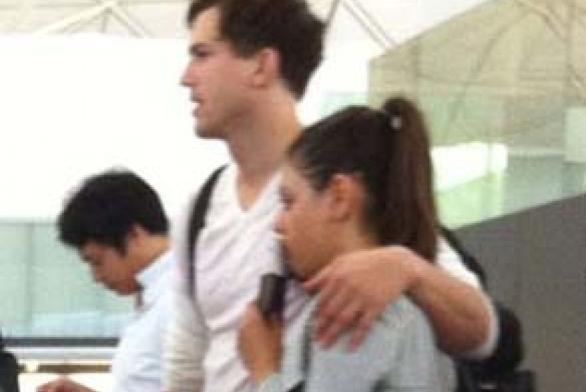 Ashton Kutcher-Mila Kunis di bandara Los Angeles siap berangkat ke Bali