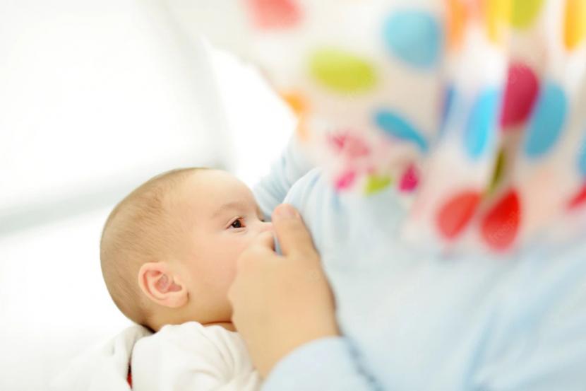 ASI pertama mengandung banyak manfaat bagi kesehatan bayi.