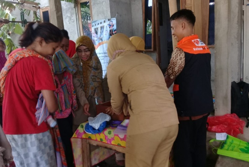 asilitator Desa Berdaya Rumah Zakat di Bangsri-Brebes berkolaborasi dengan Puskesmas Siwuluh melalui kegiatan Posyandu Flamboyan memberikan penyuluhan tentang Penanggulangan DBD yang efektif. 